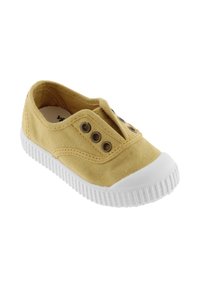 Scarpa slip-on in tela gialla con suola in gomma bianca e punta rinforzata, caratterizzata da occhielli metallici senza lacci.