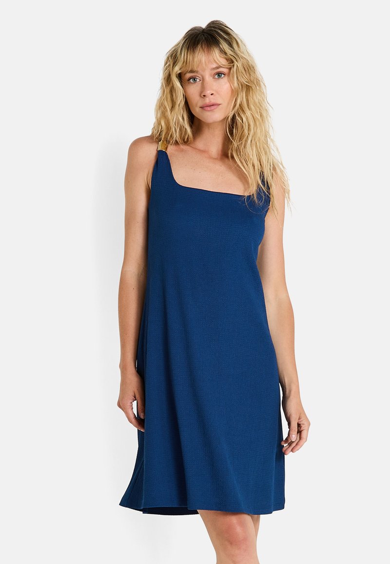 Vestido sin mangas de color azul con escote cuadrado y un ajuste relajado, que presenta una tela texturada que cae suavemente hasta la mitad del muslo.