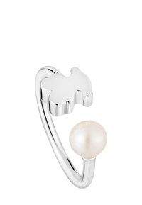 Anello d'argento con design stilizzato a farfalla e una grande perla bianca, texture liscia, fascia aperta per una misura regolabile.