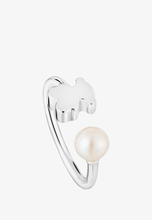 Srebrny pierścionek z stylizowanym motylem i dużą białą perłą, gładka faktura, otwarty pierścień umożliwiający regulację rozmiaru.