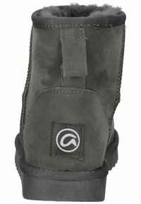 Stivaletto alla caviglia in suede grigio con fodera morbida, punta rotonda, dettagli cuciti e etichetta con marchio sul retro. Suola in gomma per una migliore aderenza.