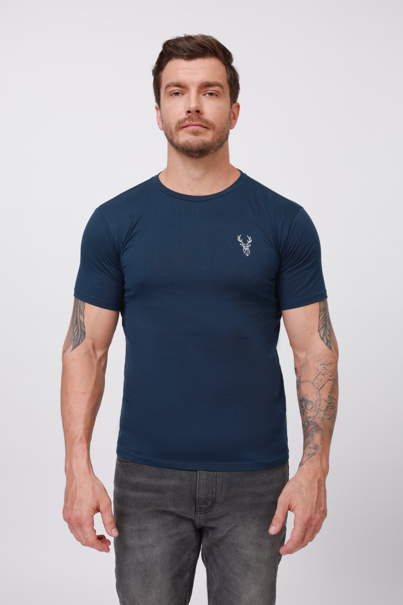 Camiseta ajustada de color azul marino hecha de tejido suave, con un pequeño logo de un ciervo blanco en el lado izquierdo del pecho y un escote redondo.
