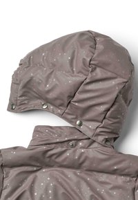 Giubbotto imbottito di un rosa smorzato con un motivo di stelle argento sparse. Presenta un cappuccio con bottoni a pressione, una texture liscia e una finitura morbida.