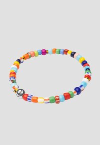 Farverig perlearmbånd med en række runde, glatte perler i livlige farver, med en sølv charme accent.