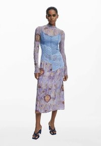 Pitkähihaiset mekko yhdistää sinisen pitsiyläosan ja violetin kukkakuosisen hameen, jossa on istuva siluetti ja sileä pinta.