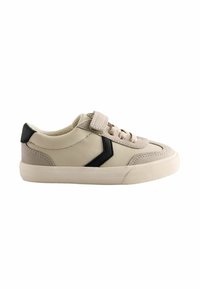 Sneakers w jasnobeżowej skórze z czarnym trójkątnym akcentem. Posiadają płaskie sznurowadła i rzep. Wykonane z wyściełanym kołnierzem oraz teksturowaną podeszwą.