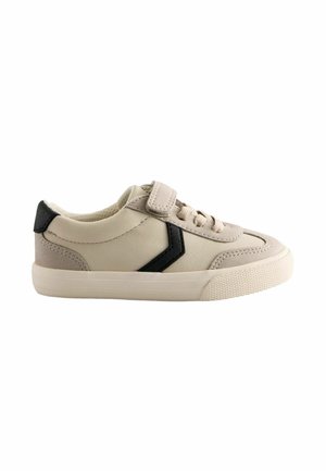 Sneakers w jasnobeżowej skórze z czarnym trójkątnym akcentem. Posiadają płaskie sznurowadła i rzep. Wykonane z wyściełanym kołnierzem oraz teksturowaną podeszwą.