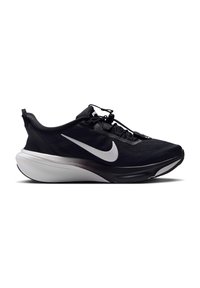 Ασπρόμαυρο παπούτσι Nike για τρέξιμο με παχιά σόλα, λευκό λογότυπο Swoosh στο πλάι και ελαστικό σύστημα κορδονιών σε απλό λευκό φόντο.