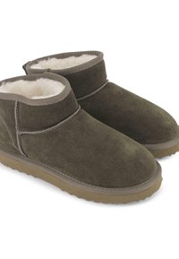 Botas de tobillo de ante verde oliva con un suave forro de piel de conejo blanco, detalles cosidos y una suela de goma texturizada.