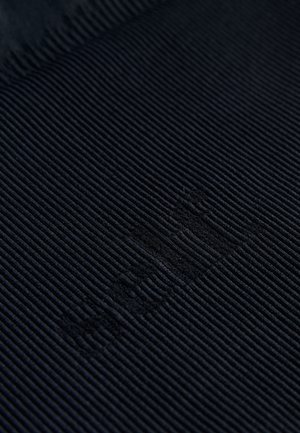 Tummansininen resorikangas, jossa on teksturoitu pinta. Sisältää hienovaraisen kohopainetun logon tai kuvion. Materiaali vaikuttaa pehmeältä ja kestävältä.