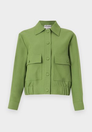 Veste verte courte à manches longues, fermeture par boutons, deux poches avant à rabat et ourlet élastiqué.