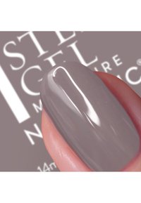 Hellgrauer Gellack mit glänzender Oberfläche, präsentiert auf einer Fingerspitze. Der Hintergrund zeigt Text in Weiß- und hellgrauen Tönen.