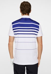 Herrpolo med vit bas och blå horisontella ränder, kort ärm, klassisk krage och en logotyp vid nacke.