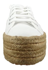 Hvide kanvas sneakers med rund tå, snørebånd foran og en tyk jute reb platform sål. Teksturdetaljer på sålen.