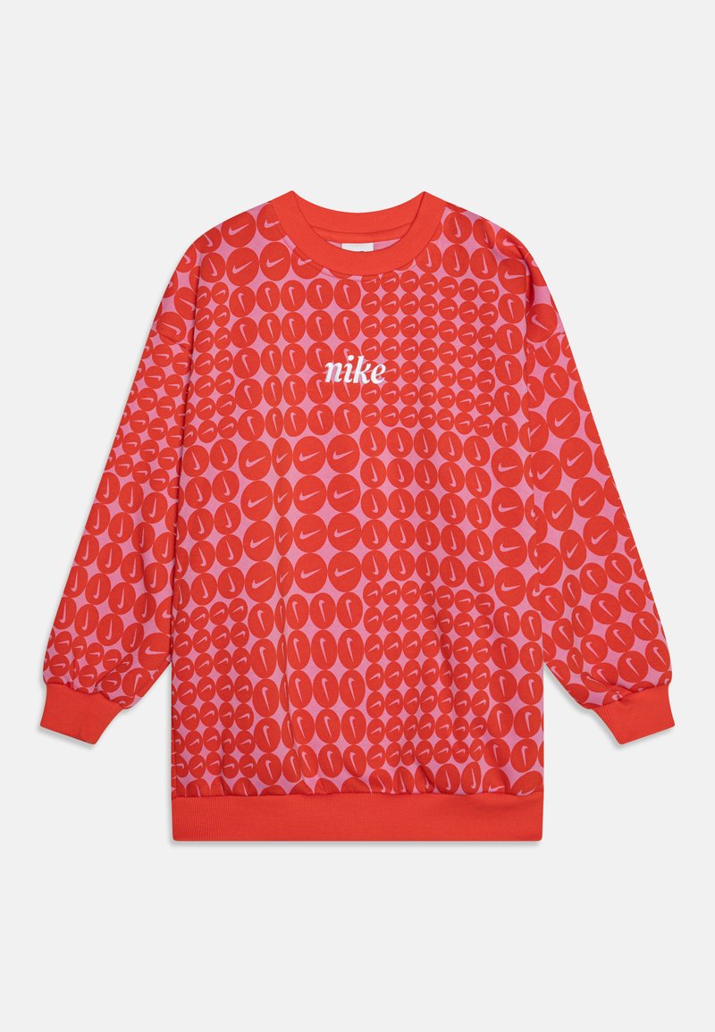 Sweat-shirt rouge à manches longues, avec des poignets côtelés et un col rond. Présente un motif répétitif de logos Nike en rose et rouge. Logo avant en blanc.