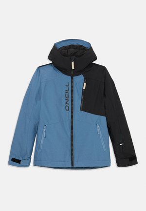 Blauwe en zwarte winterjas met een capuchon, voorzien van ritszakken, een rits aan de voorkant en een logo op de borst.