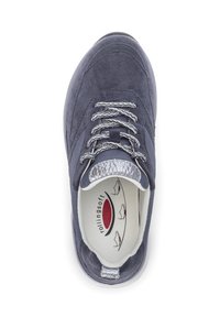 Heren sneaker in donkerblauw suede. Voorzien van grijze veters en een gladde zilveren accent op de tong. Gevoerde binnenkant met bedrukt inlegzool ontwerp.