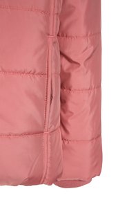 Doudoune rose doux avec un design matelassé, présentant une poche latérale et des poignets côtelés, offrant une texture extérieure lisse et brillante.