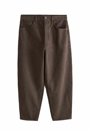 Brune bukser med vide ben og subtile lodrette striber, frontknap og lynlås, bæltestropper og forlommer.