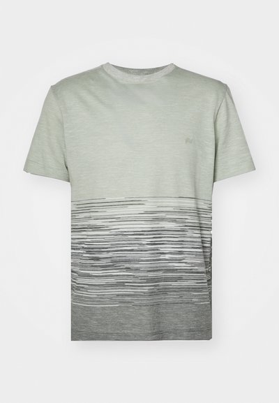 Lys grøn t-skjorte laget av mykt materiale, med et grått horisontalt stripe design nederst og en liten logo på brystet.