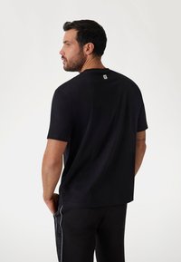 Guess T-shirt con stampa - schwarz