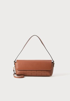 Borsa a tracolla in pelle marrone con un design strutturato, caratterizzata da una parte superiore liscia e dettagli perforati nella parte inferiore. Inclusa una tracolla regolabile.