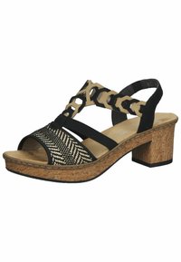 Zwarte en beige sandalen met een geweven textuur, open teen, verstelbare strap en een kurken blokhak voor ondersteuning. Uniek kettinglinkontwerp accent.