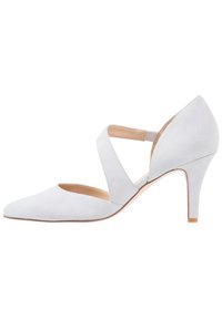 Ljusgrå mocka högklackad sko med spetsig tå, korsande remmar över foten och en medelhög stilettklack.