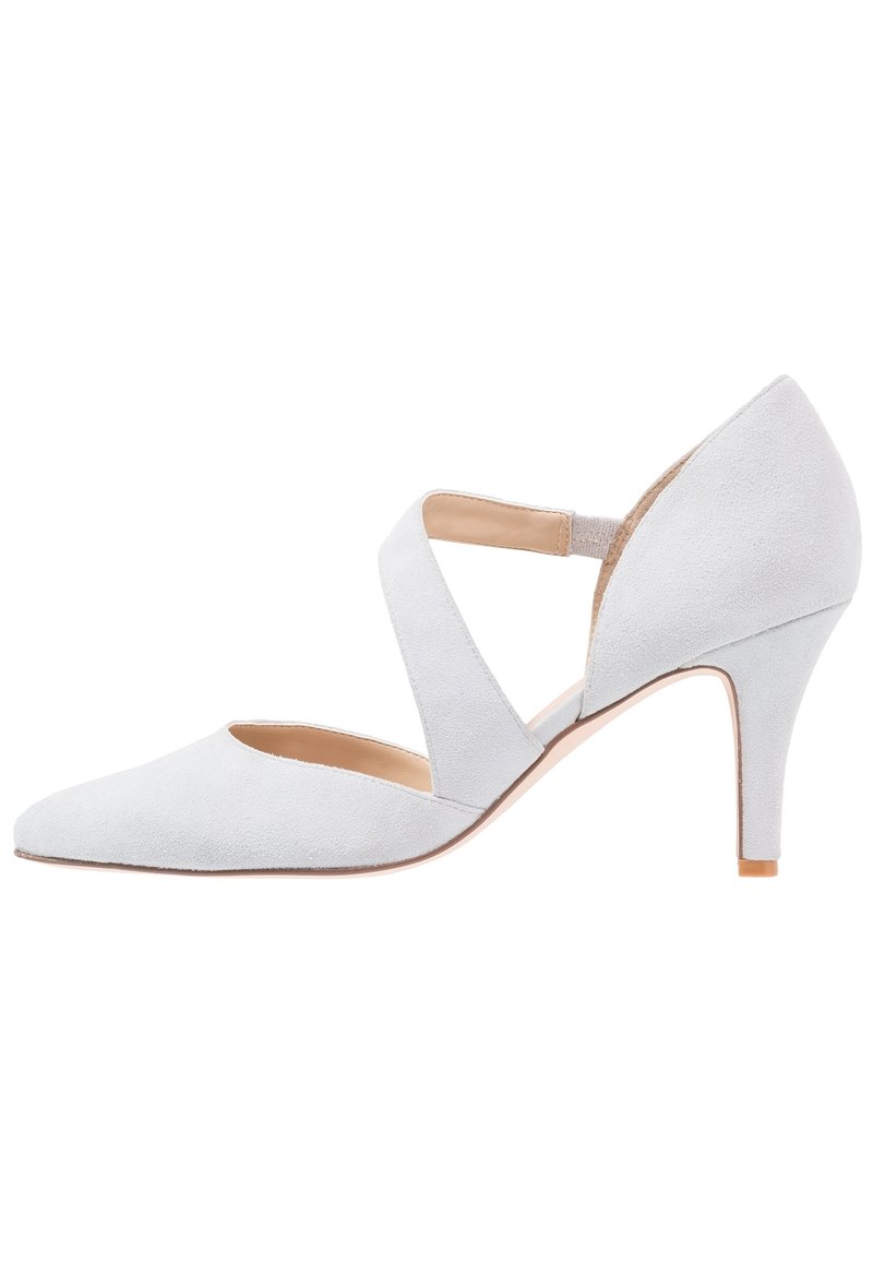 Ljusgrå mocka högklackad sko med spetsig tå, korsande remmar över foten och en medelhög stilettklack.