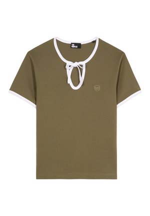Olijfgroene T-shirt met korte mouwen en witte afwerking, keyhole halslijn met strik, en klein geborduurd tijgerlogo op de borst.