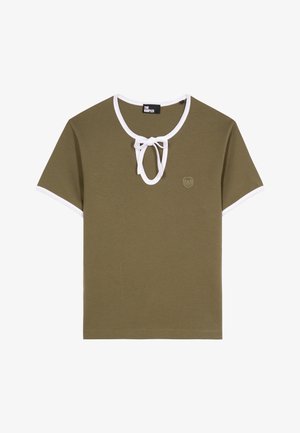 Olivgrünes T-Shirt mit kurzen Ärmeln und weißen Akzenten, Schlüssel-ausschnitt mit einer Schleife gebunden und kleinem besticktem Tigerlogo auf der Brust.