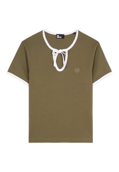 Olivengrøn kortærmet T-shirt med hvid kant, nøglehulskrave bundet med sløjfe og lille broderet tigerlogo på brystet.