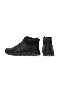 Czarne buty typu high-top wykonane z gładkiej skóry, z teksturowanym panelem bocznym, okrągłym noskiem, sznurowanym przodem oraz zamkiem błyskawicznym z tyłu. Gumowa podeszwa.