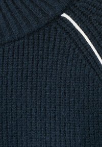 Gestrickter dunkelblauer Pullover mit einer gerippten Struktur und einem weißen Streifendetail am Kragen, das einen kontrastierenden Akzent setzt.