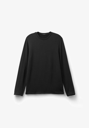 Zwart T-shirt met lange mouwen gemaakt van zacht, rekbaar materiaal. Heeft een ronde halslijn en een ontspannen pasvorm zonder zichtbare naden.