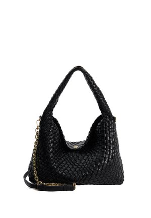 Sac à main en cuir tressé noir de forme hobo, avec une bandoulière ornée de chaînes et une fermeture à bouton sécurisée à l'avant.