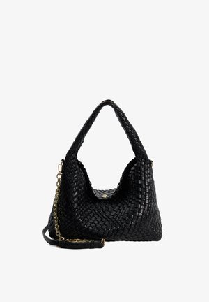 Geweven zwarte leren handtas in hobo-vorm, met een kettingaccent op de schouderriem en een veilige knoopsluiting aan de voorkant.