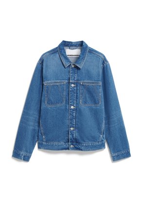 Lichtblauwe spijkerjas met knoopsluiting aan de voorkant, twee borstzakken en lange mouwen. Voorzien van een klassieke kraag en een licht gekorte pasvorm.