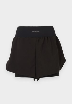 Μαύρο αθλητικό σορτς με στρωματοποιημένο, χαλαρό σχέδιο. Διαθέτει ελαστική μέση με το λογότυπο "Calvin Klein", κατασκευασμένο από απαλό, ελαστικό ύφασμα.