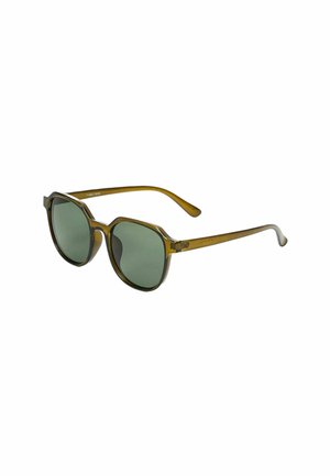 Lunettes de soleil teintées de vert avec une monture octogonale arrondie, dotées de branches en olive transparent et d'un détail de texte subtil le long de la tempête.