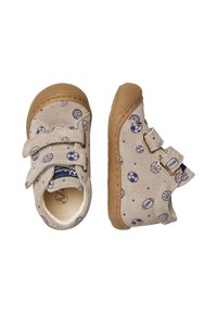 Scarpe per bambini in suede beige con un motivo decorativo che presenta vari palloni sportivi e stelle, fissate da doppie fascette in Velcro e una suola in gomma.