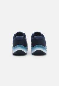 Pantofi sport de culoare bleumarin, cu un material din plasă, guler căptușit și tălpi texturate care trec de la bleumarin la albastru deschis la bază.