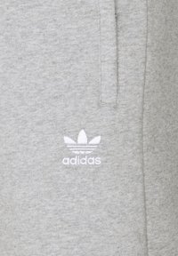 adidas Originals ESSENTIAL - Shorts - medium grey heather