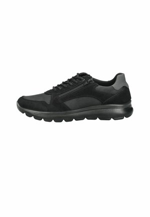 Schwarzer Sportschuh mit Velours- und Lederpaneelen, Schnürung vorne, seitlichem Reißverschluss, gepolstertem Kragen und gepolsterter Sohle.