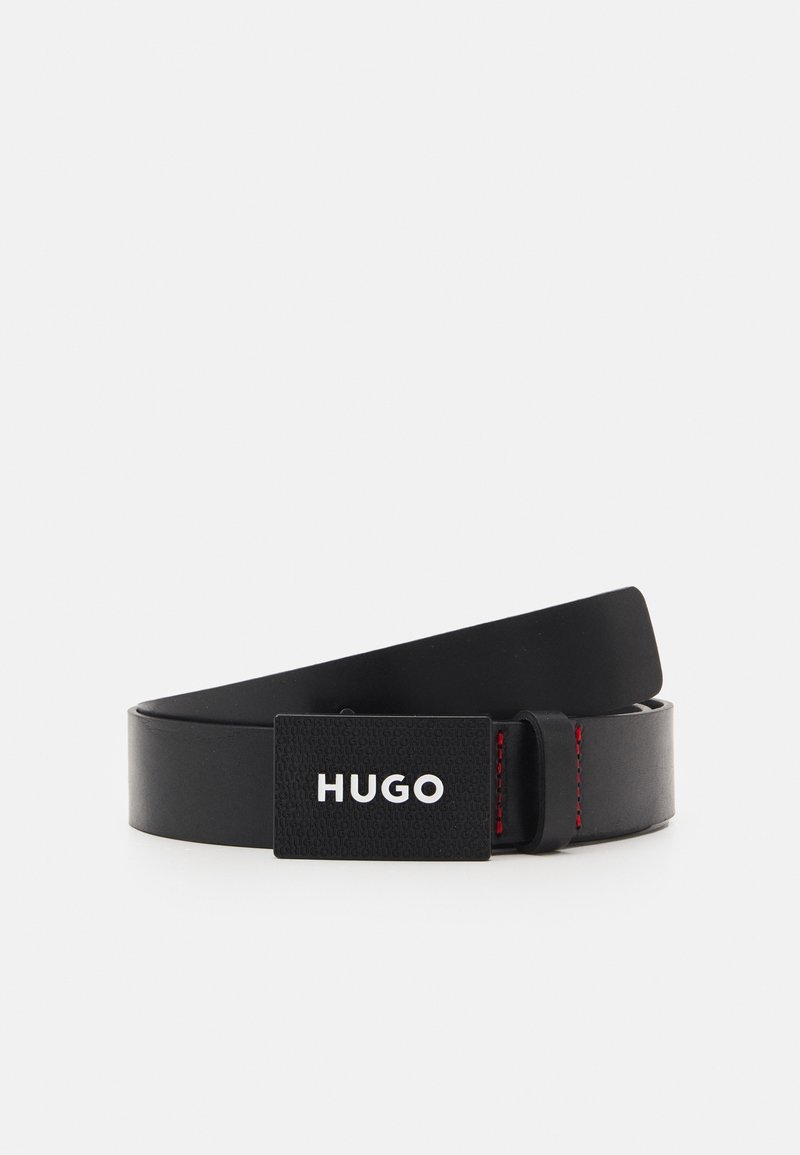 Ceinture en cuir noir avec une boucle noire rectangulaire présentant le logo blanc "HUGO", affichée sur un fond clair uni.