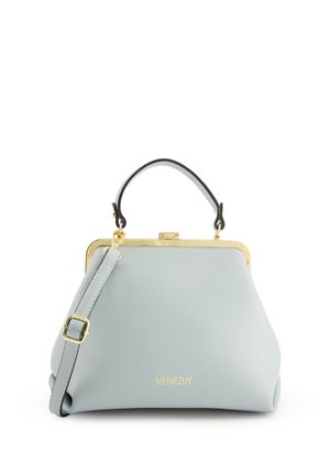 Sac à main en cuir bleu ciel avec une forme structurée, cadre en métal doré et une bandoulière amovible. Il dispose d'une poignée supérieure et d'un logo embossé.