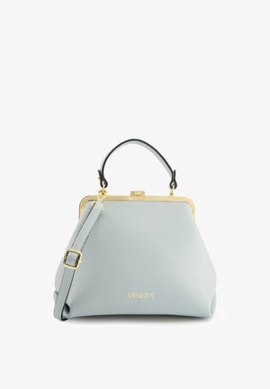 Himmelblaues Lederhandtasche mit strukturiertem Design, goldfarbener Metallrahmen und abnehmbarem Tragegurt. Verfügt über einen oberen Griff und ein geprägtes Logo.