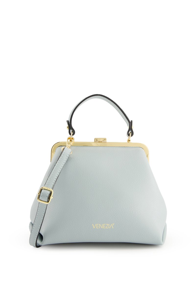 Sac à main en cuir bleu ciel avec une forme structurée, cadre en métal doré et une bandoulière amovible. Il dispose d'une poignée supérieure et d'un logo embossé.