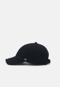 Gorra de béisbol negra hecha de algodón, con visera curvada y una correa ajustable en la parte posterior. Muestra un logo en la parte frontal.