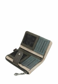 Monedero con un exterior verde y beige, cierre de cremallera, múltiples compartimentos para tarjetas, dos ventanas para identificación y un acabado texturizado. Acento en hardware plateado.